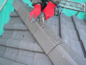 瓦をビス止めしている様子。