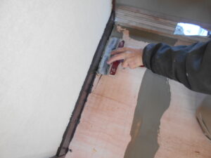 床パテを行っている様子。