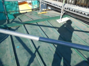 下屋根　洗浄前になります。