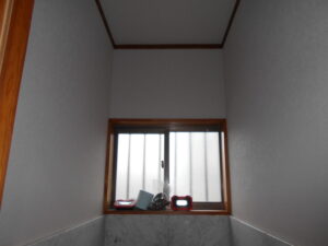 1階のトイレクロス貼り完了。