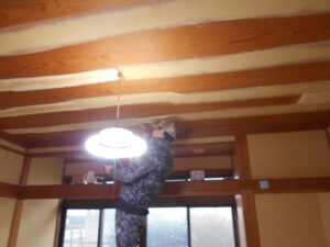 1階の和室部屋をパテしている様子。