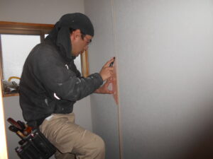 2階のトイレのクロス貼りを行っている様子。