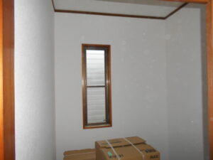 2階の納戸クロス貼り完了。