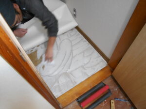 床用の糊を充慎している様子。