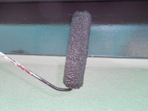 大屋根破風・鼻隠しの上塗りを行っている様子。