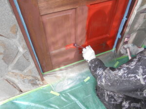 玄関ドア塗装している様子