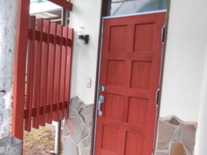 玄関部分の下塗りが完了。