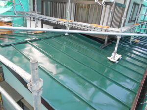 下屋根中塗り完了。