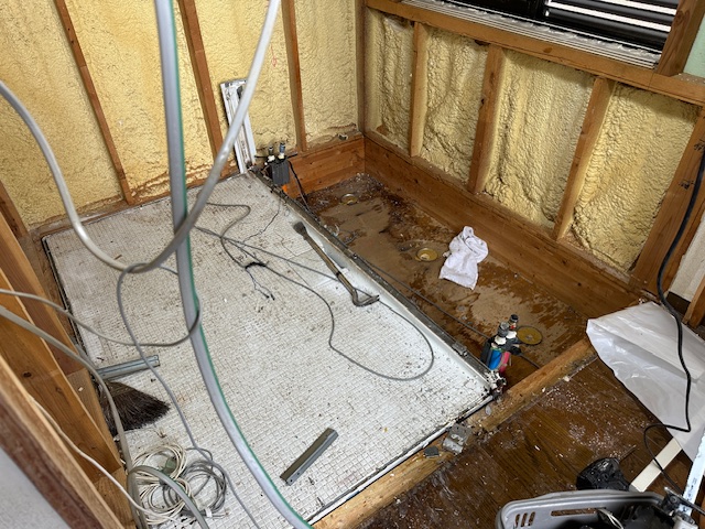 浴槽撤去後の浴室下地確認