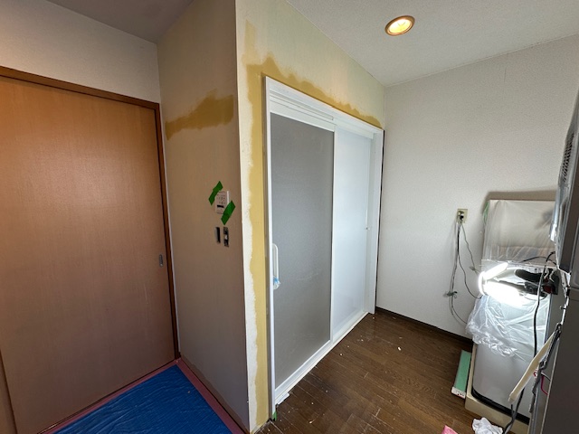 三方枠取付と壁復旧パテ処理