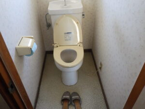 ２階トイレ解体前になります。 最初に元栓を締めてから、トイレ解体を行っていきます。 便器の中に溜まっている水をしゅぽしゅぽを使って、バケツに移し替え、タンクから取り外し、次に蓋・便器の順番で解体していきます。