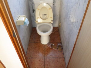 トイレ解体前になります。