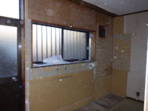 キッチン・吊戸棚、ガスコンロ・レンジフードの解体完了になります。