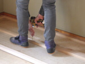 下地を取り付けている様子になります。 ４５５間隔で下地を取り付けていきます。