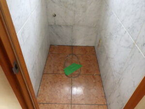 トイレ解体後になります。 解体後は、匂いが出てこないようピーテープなどで穴をふさいでいきます。