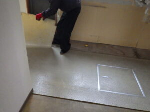 最後にキッチンのCFを剥がして、本日の作業は、以上で終了になります。