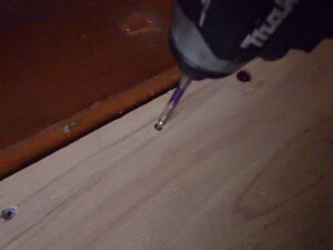 下地の上に合板を乗せ、取り付けを行っていきます。