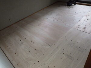 合板張り途中で時間が来てしまったため、明後日からは合板のビス止めから行っていきます。