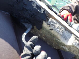 漆喰を行っている様子。