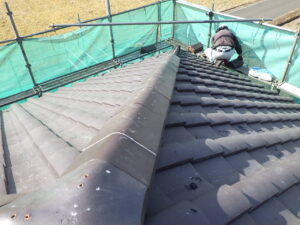 漆喰重ね塗り完了後瓦を元の位置に戻している様子になります。