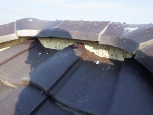 大棟部分と南面の漆喰入れを進めて行きます。