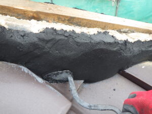 一列ずつ瓦を外しながら、施工をしていきます。