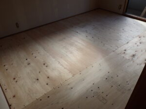 フローリングの施工前になります。