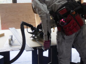 下地取り付け後は、石膏ボードを施工面に合わせてカットしていき、張り付けていきます。