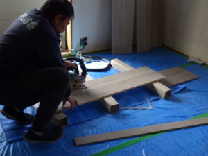 丸のこでフローリングを施工面に合うように、カットしていきます。