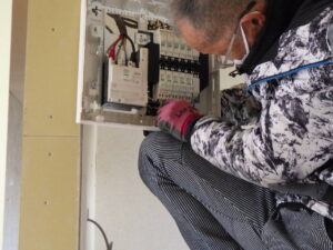 既存の配線は、一度切り取り新しく被覆を剝き、分電案に繋げていきます。