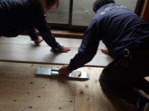 フロア叩きでフローリングの雄さね・雌さねをしっかりとジョイントしていきます。