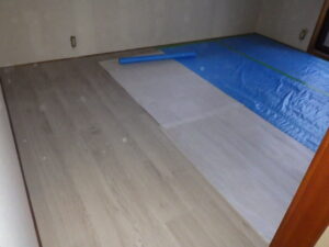 フローリング張り完了になります。