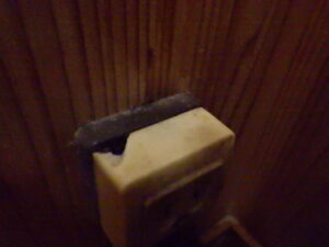 便器解体後に、周りを確認したところ、トイレについているウォシュレットのコンセントがトイレの水滴でかなり傷んで欠けていました。