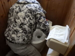 嵌めた後は、便器にガタツキや傾きがないかの確認を行っていきます。