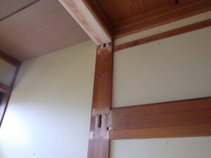 穴が開いてしまっている部分は、パテ処理を行い、凸凹を無くしていきます。