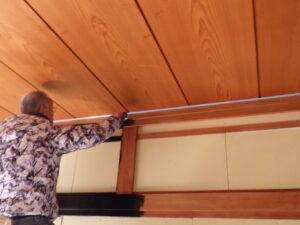 目透かし天井部分は、塗装をしないので、マスキングテープで見切りをつけていき、塗装を進めて行きます。 見切り部分やローラーでは、やりずらい部分は、刷毛で塗装を行っていきます。