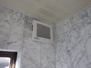 コーキング充填完了になります。 きちんと目地の中まで入るように、コーキングを充填し、ヘラで綺麗に均していきます。