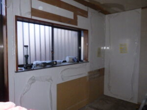 キッチンパネル貼り付け途中で時間になってしまったので、本日の作業は、以上で終了になります。