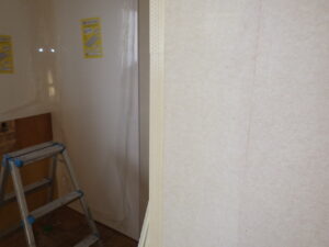 出隅部分にコーナーテープを貼り付け、パテ処理を進めて行きます。