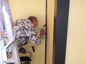 和室塗装【2回目】を行っている様子になります。 1回目の塗装だけでは、塗装が薄いため、剥がれの原因になったりするので、2回塗りを必ずします。