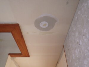 ダウンライトを新しく取り付けるので、開口部を開けていきます。