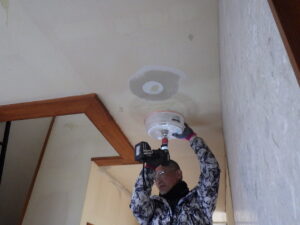 ホールソーを使って穴開けを行っていきます。