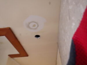 ダウンライトの穴開け完了になります。