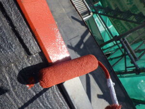 板金部に赤さびを充慎している様子。