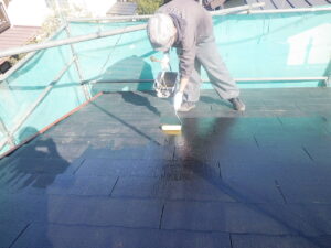 下塗剤でプライマーを塗っている様子です。