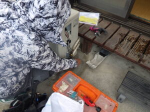 ポンプダウンを行っている様子になります。 ポンプダウンは、エアコンのガス抜きになります。 取り外し・移設時に配管や室内機の冷媒ガスを室外機に改修する作業になります。運転中に室外機の細いバルブを閉め、数分経ったら、太いバルブを閉めることで、安全にガスの回収ができ、機械の故障の防止にもなります。