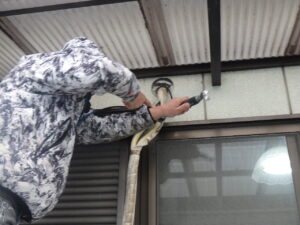 ガスの回収が完了したら、接続してある配管などを取り外していきます。