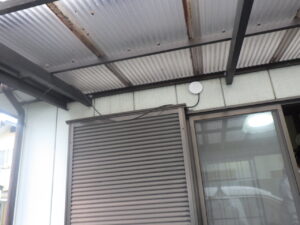 最後に配管やドレンなどが通していた穴をホールキャップで閉じていきます。