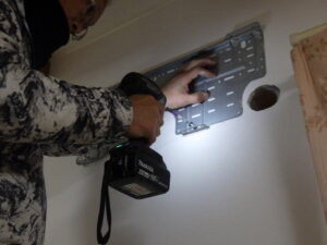 据付板を取り付けている様子になります。 この時に、ドレン水が流れやすいように少し傾けて取り付けていきました。