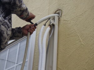 ドレンホースを取り付けている様子になります。